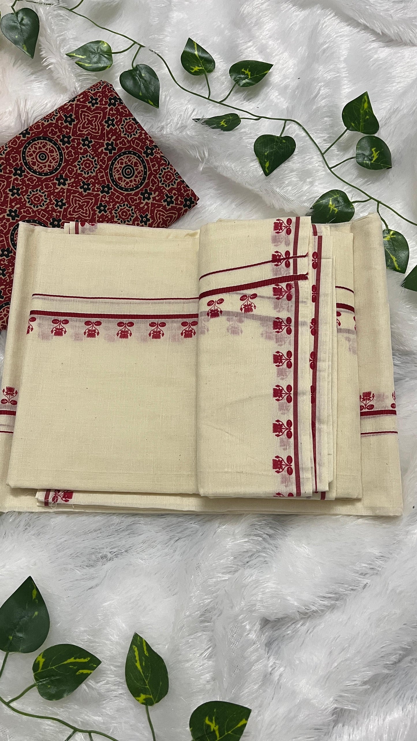 Puliyilakara –  Red Border with Lotus print set mund