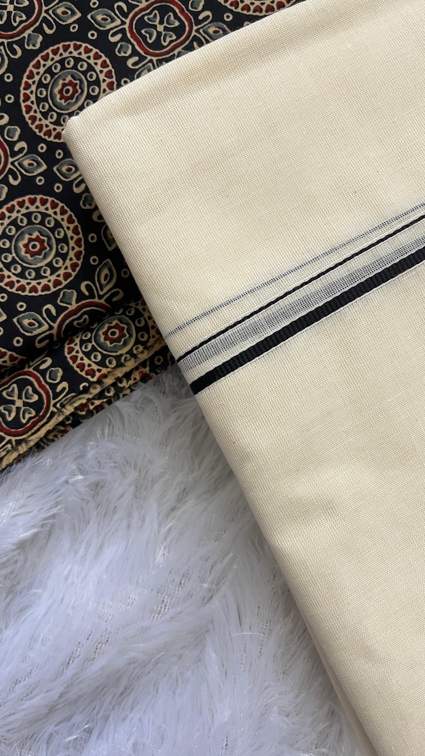 Puliyilakara – Kerala Set Mundu with Black Border & Blouse